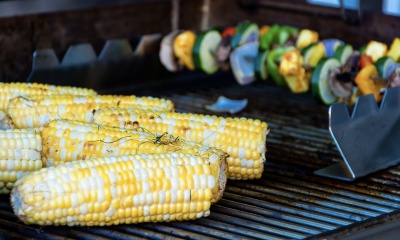 BBQ’en met groenten en kruiden uit eigen tuin